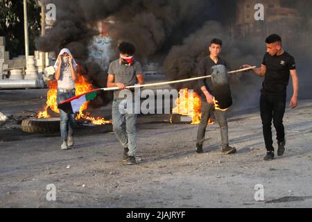 Nablus, Palestine. 27th May, 2022. Protesters burn tires during the demonstration against Israeli settlements in the village of Beita near the West Bank city of Nablus. Credit: SOPA Images Limited/Alamy Live News Stock Photo