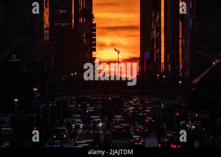 New York, New York, USA. 31st May, 2022. The Manhattanhenge sun set as seen from East 42nd Street. Manhattanhenge is when the rising or setting sun aligns with the street grid in Manhattan, New York City. (Credit Image: © Michael Brochstein/ZUMA Press Wire) Stock Photo