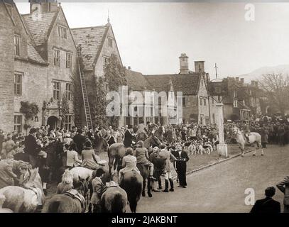 1940s. A meet of the North Cotswold Hunt and followers  outside the Lygon Arms, Broadway ( Worcestershire, UK). Formerly the White Hart, a coaching inn has stood on this site since at least 1377.  Oliver Cromwell is said to have stayed here before the battle of Worcester ( 3rd September 1651)  and since that time, kings, princes and famous personalities have also had rooms here. The hunt was established in 1868 by   Earl of Coventry Stock Photo