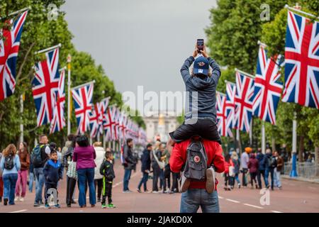 The Mall, London, UK. 30th May 2022.Final preparations for the Queens Platinum Jubilee celebrations are well underway, with The Mall closed to traffic, people are flocking to get selfies in front of Buckingham Palace. Amanda Rose/Alamy Live News Stock Photo