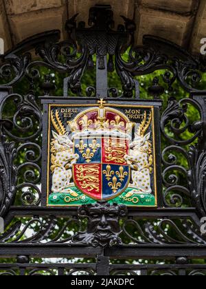 Henry VI Coat of Arms, Kings College Cambridge. Royal Coat of Arms of King Henry VI, founder of Kings College in 1441 Stock Photo