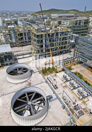 YANTAI, CHINA - MAY 31, 2022 - Cranes are hoisting chemical equipment at the Yantai Chemical Industrial Park in Yantai Development Zone, East China's Stock Photo