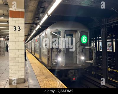 Local 6 enters the 33rd Street station on the East Side of Manhattan, NYC. Stock Photo