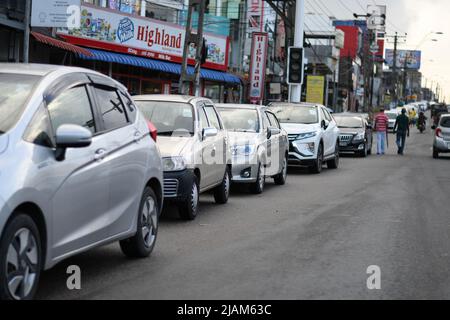 Transport providers in Sri Lanka struggle to find fuel amid shortage (fundraising for Sri Lanka) Stock Photo