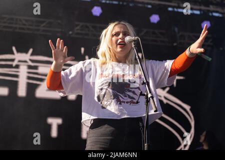 Eliza Klatt of Eliza and the Delusionals performs during the 2022 ...