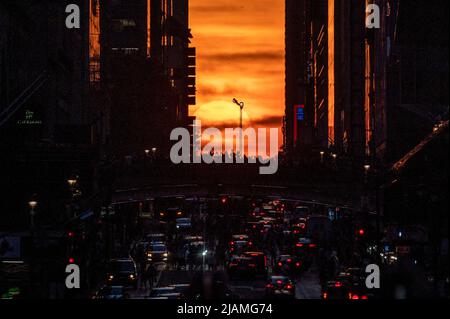 New York, New York, USA. 31st May, 2022. The Manhattanhenge sun set as seen from East 42nd Street. Manhattanhenge is when the rising or setting sun aligns with the street grid in Manhattan, New York City. (Credit Image: © Michael Brochstein/ZUMA Press Wire) Stock Photo