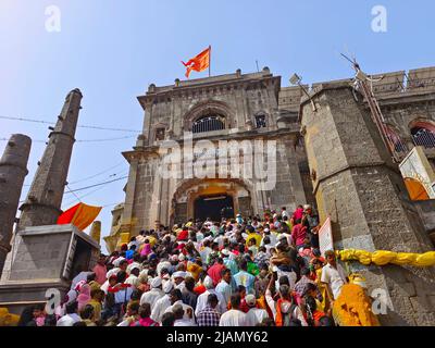 Jejuri, Maharashtra, India- May 29, 2022, Hindu devotees gather to worship on new moon day with turmeric, People Throwing Turmeric At Jejuri Temple. Stock Photo