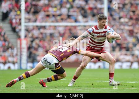 London, England - 28th May 2022 - Olly Russell (23) of Huddersfield Giants fails to stop John Bateman of Wigan Warriors. Rugby League Betfred Challenge Cup Final Huddersfield Giants vs Wigan Warriors at Tottenham Hotspur Stadium, London, UK  Dean Williams Stock Photo