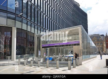 London, the newly opened Elizabeth Line (Crossrail). Ground level entrance at Liverpool Street station. New, glazed escalator hall. Stock Photo