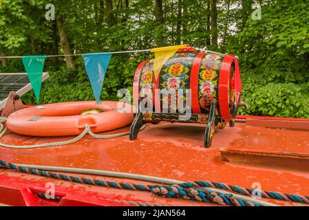 Beautifully  hand-painted traditional style canal and folk art barrel as  narrowboat decoration. Narrowboat moored in Gargrave 31st May 2022. Stock Photo
