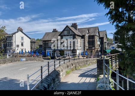 Coniston, United Kingdom - 21st April 2022 : The Yewdale Inn at the centre of town is a popular pub and restaurant Stock Photo