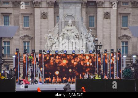 London, UK. 31st May, 2022. Final preparations take place at Buckingham Palace for The Queen's Platinum Jubilee, marking the 70th anniversary of the Queen's accession to the throne. Various events will take place over a special extended weekend from 2nd to 5th of June. Credit: SOPA Images Limited/Alamy Live News Stock Photo
