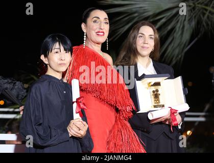 Cannes, France. 28th May, 2022. Director Chie Hayakawa with the Special Mention award for a first film winner for Plan 75,  President of the Camera d’or jury, Rossy De Palma and Director Gina Gammell who won the Caméra d’or Award for a first film for War Pony at the Palme d’Or winner photo call at the 75th Cannes Film Festival. Credit: Doreen Kennedy/Alamy Live News. Stock Photo