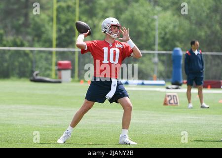 Foxborough, Massachusetts, USA. 31st May, 2022. MA, USA; New England Patriots quarterback Mac Jones (10) at the team's OTA at Gillette Stadium, in Foxborough, Massachusetts. Eric Canha/CSM/Alamy Live News Stock Photo