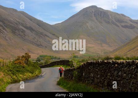 Tourist walking to Wasdale Head near Wastwater Stock Photo