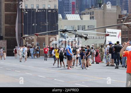 New York, NY, USA. 30th May, 2022. Pier 88, New York, USA, May 30, 2022 - Thousands of People Visited the USS Bataan at Pier 88 during Fleet Week 2022 in New York City to Celebrate Memorial Day. Photo: Luiz Rampelotto/EuropaNewswire.PHOTO CREDIT MANDATORY. (Credit Image: © Luiz Rampelotto/ZUMA Press Wire) Stock Photo