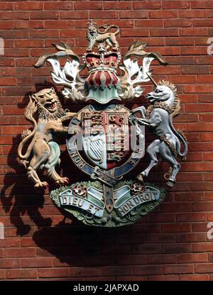 Dieu Et Mon Droit crest at Warrington Law Courts centre, Legh St, Warrington, Cheshire, England, UK, WA1 1UR Stock Photo