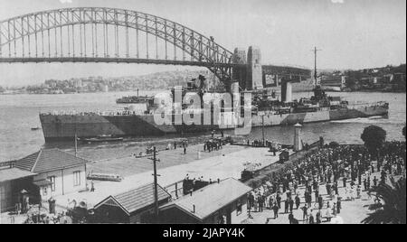 The Australian Leander class light cruiser HMAS Sydney coming alongside at Circular Quay in Sydney Harbour ca.  1941 Stock Photo
