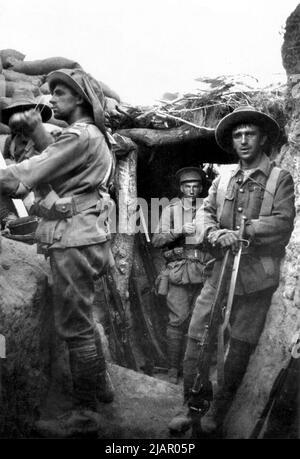 Infantry from the Australian 1st Brigade in a captured Turkish trench at Lone Pine, 6 August 1915, during the Battle of Gallipoli. Also present are members of the 7th Battalion, of the 2nd Brigade ca. 1915 Stock Photo