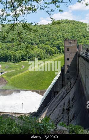 The KInzua Dam in the Allegheny National Forest in Warren, Pennsylvania, USA Stock Photo