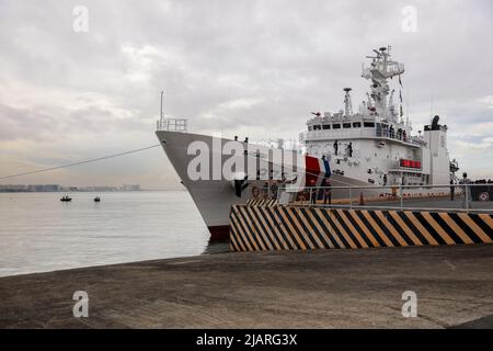 Manila, Philippines. 1st June, 2022. Filipino sailors stand on deck manning the rail as they prepare to dock BRP Melchora Aquino at Manila's port area, Philippines. June 1, 2022. The brand new multi-role vessel built by Japan was ordered by the Philippine Coast Guard to strengthen its maritime security, safety and marine environmental protection capabilities in the country's waters, especially in the disputed South China Sea where the Philippines continues to have tense territorial standoffs with China. (Credit Image: © Basilio Sepe/ZUMA Press Wire) Stock Photo