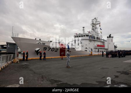 Manila, Philippines. 1st June, 2022. Workers secure ropes while sailors stand on deck manning the rail as BRP Melchora Aquino prepares to dock at Manila's port area, Philippines. June 1, 2022. The brand new multi-role vessel built by Japan was ordered by the Philippine Coast Guard to strengthen its maritime security, safety and marine environmental protection capabilities in the country's waters, especially in the disputed South China Sea where the Philippines continues to have tense territorial standoffs with China. (Credit Image: © Basilio Sepe/ZUMA Press Wire) Stock Photo