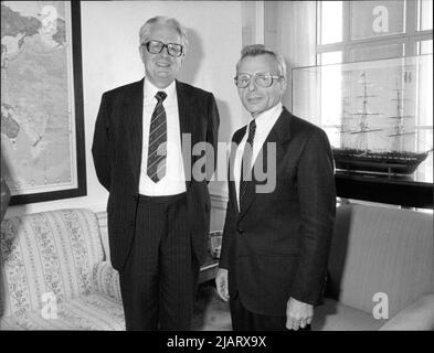 Das Foto zeigt den SPD-Parteivorsitzenden Hans-Jochen Vogel (li) bei Gesprächen mit US-Verteidigungsminister Frank Carlucci in Washington. Stock Photo