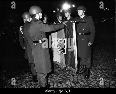 Öffentliches Gelöbnis der Bundeswehr in Bonn. Soldaten leisten den Eid auf die Fahne der Bundesrepublik. The German military, Bundeswehr Stock Photo