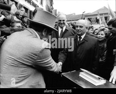 Sowjetischer Präsident Michail Gorbatschow besucht mit seiner Frau Raissa Deutschland: Das Bild zeigt einen Leierkastenmann, der für das Paar die russische Nationalhymne spielte. Stock Photo