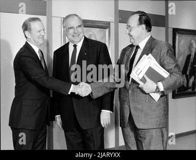 Die Abbildung zeigt den US-Außenminister James Baker (links) zusammen mit Bundeskanzler Helmut Kohl (Mitte) und Außenminister Hans-Dietrich Genscher in Bonn im Jahr 1989. Stock Photo