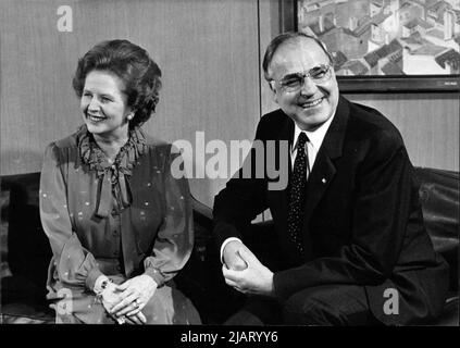 Besuch der britischen Premierministerin in Bonn. Bundeskanzler Helmut Kohl empfing in Bonn die britische Premierministerin Margaret Thatcher. Stock Photo