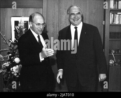 Die Abbildung zeigt den US-Verteidigungsminister Richard Cheney (links) zusammen mit Bundeskanzler Helmut Kohl in Bonn im Jahr 1989. Stock Photo