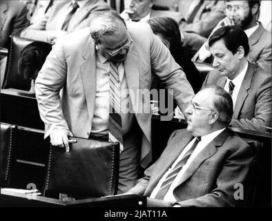 Der FDP-Politiker und Bundesminister für Wirtschaft, Martin Andreas Bangemann und Bundeskanzler Dr. Helmut Kohl. Stock Photo