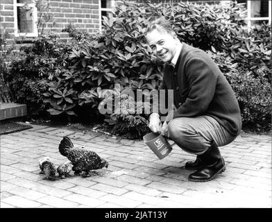 Ernst Albrecht, CDU-Politiker, Ministerpräsident von Niedersachsen, beim Füttern seiner Zwerghühner vor seinem Haus nahe Hannover, 1985. Stock Photo