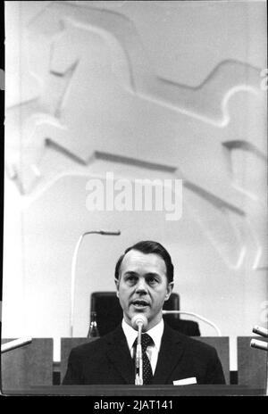 Ernst Albrecht, CDU-Politiker, Ministerpräsident von Niedersachsen, im Landtag. Stock Photo