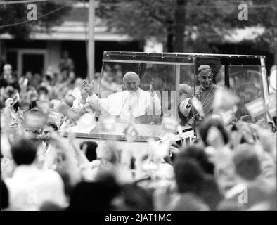 Das Bild zeigt Papst Johannes Paul II. beim Eintreffen auf dem Domplatz in Münster. Stock Photo
