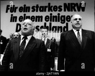 Bundeskanzler Helmut Kohl und Bundesminister für Arbeit und Sozialordnung Norbert Blüm als Landesvorsitzender und Spitzenkandidat der CDU für das Amt des Ministerpräsidenten beim Landesparteitag der CDU-NRW im März 1990. Stock Photo