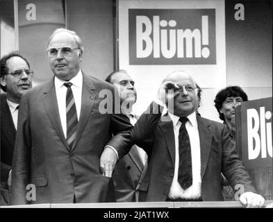 Bundeskanzler Helmut Kohl und Bundesminister für Arbeit und Sozialordnung Norbert Blüm bei einer Veranstaltung auf dem Kölner Neumarkt. Stock Photo