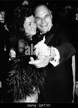 Foto des Bundestagspräsidenten Dr. Rainer Barzel mit seiner Frau Kriemhild beim Tanzen. Stock Photo