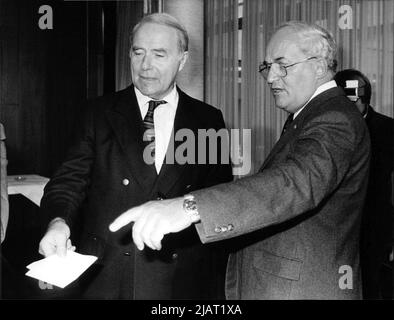 Foto des Bundestagspräsidenten Dr. Rainer Barzel mit dem Vorsitzenden der CDU/CSU-Bundestagsfraktion Alfred Dregger. Stock Photo