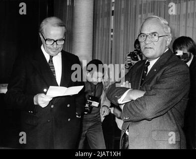 Foto des Bundestagspräsidenten Dr. Rainer Barzel mit dem Vorsitzenden der CDU/CSU-Bundestagsfraktion Alfred Dregger. Stock Photo