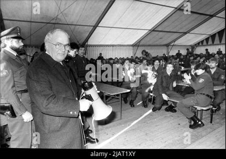 Foto des Bundestagspräsidenten Dr. Rainer Barzel bei der Bereitschaftspolizei. Stock Photo