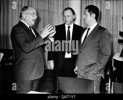 Foto des Bundestagspräsidenten Dr. Rainer Barzel im Gespräch mit dem Ministerpräsidenten von Niedersachsen Ernst Albrecht und dem Ministerpräsidenten Schleswig-Holsteins Uwe Barschel. Stock Photo