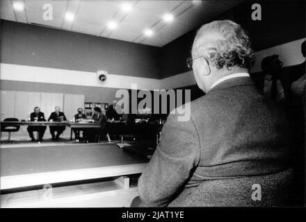 Foto des Bundestagspräsidenten Dr. Rainer Barzel vor dem Flick-Untersuchungsausschuss in Bonn. Stock Photo