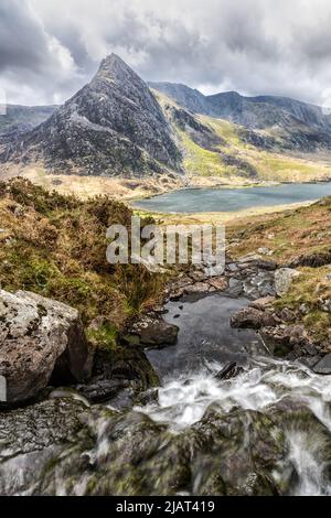 Snowdonia View. Lake Ogwen and Tryfan Stock Photo