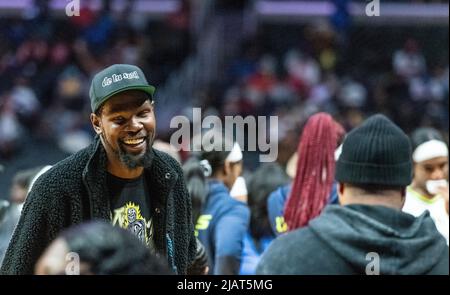 Los Angeles, USA. 31st May, 2022. Basketball, WNBA, Los Angeles Sparks - Dallas Wings. NBA professional Kevin Durant is a spectator at the WNBA game of Los Angeles Sparks against Dallas Wings and laughs. Credit: Maximilian Haupt/dpa/Alamy Live News Stock Photo