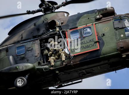 2022-06-01 11:03:52 ROTTERDAM - Soldiers from the Netherlands Maritime ...