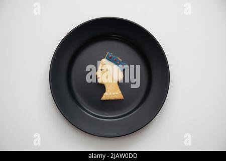London, UK. 1st June 2022. Biscuits in shape of the Queen are prepared for her Majesty's Platinum Jubilee weekend starting tomorrow. Credit: Kiki Streitberger / Alamy Live News Stock Photo