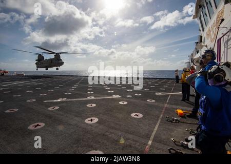 PACIFIC OCEAN (May 11, 2022) – U.S. Navy Sailors signal a CH-47 Chinook helicopter, assigned to the U.S. Army’s 25th Combat Aviation Brigade, on to the flight deck of Military Sealift Command hospital ship USNS Mercy (T-AH 19) while underway for Pacific Partnership 2022. Now in its 17th year, Pacific Partnership is the largest annual multinational humanitarian assistance and disaster relief preparedness mission conducted in the Indo-Pacific. (U.S. Navy photo by Mass Communication Specialist Seaman Raphael McCorey) Stock Photo