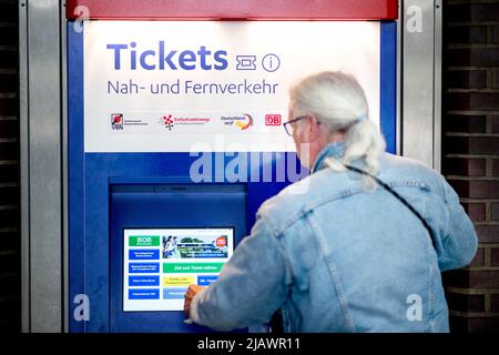 Oldenburg, Germany. 01st June, 2022. A man operates a vending machine for local and long-distance tickets at the main train station. Travelers can use the 9-euro ticket for journeys on local transport. In June, July and August, journeys with these tickets are possible throughout Germany. Credit: Hauke-Christian Dittrich/dpa/Alamy Live News